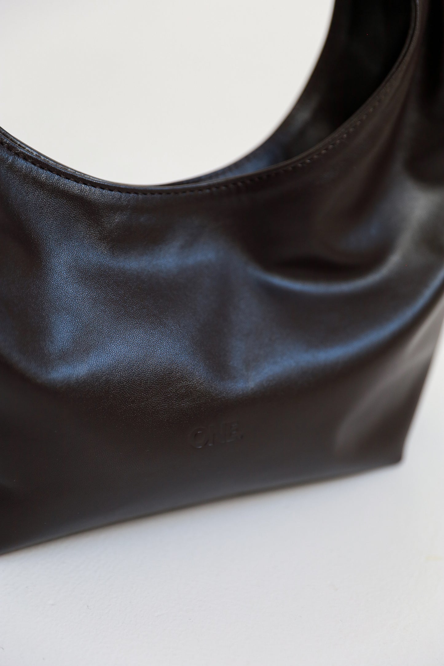 ONE. HASE midi lipgloss brown