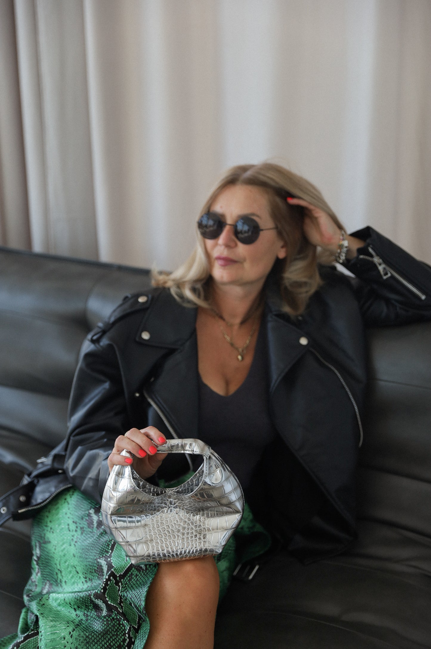 ONE. hase mini antique silver