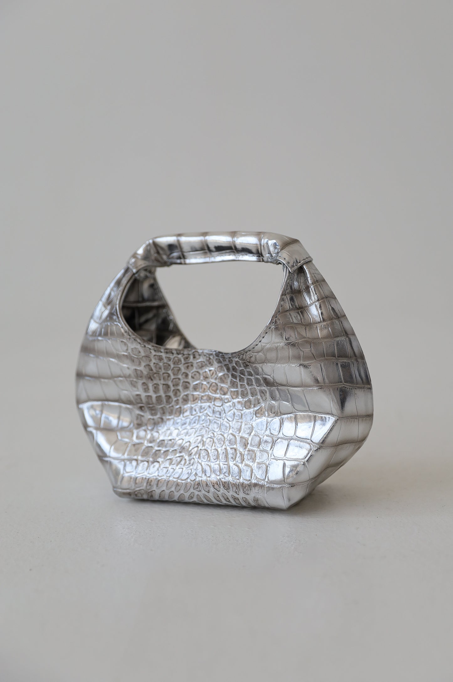 ONE. hase mini antique silver