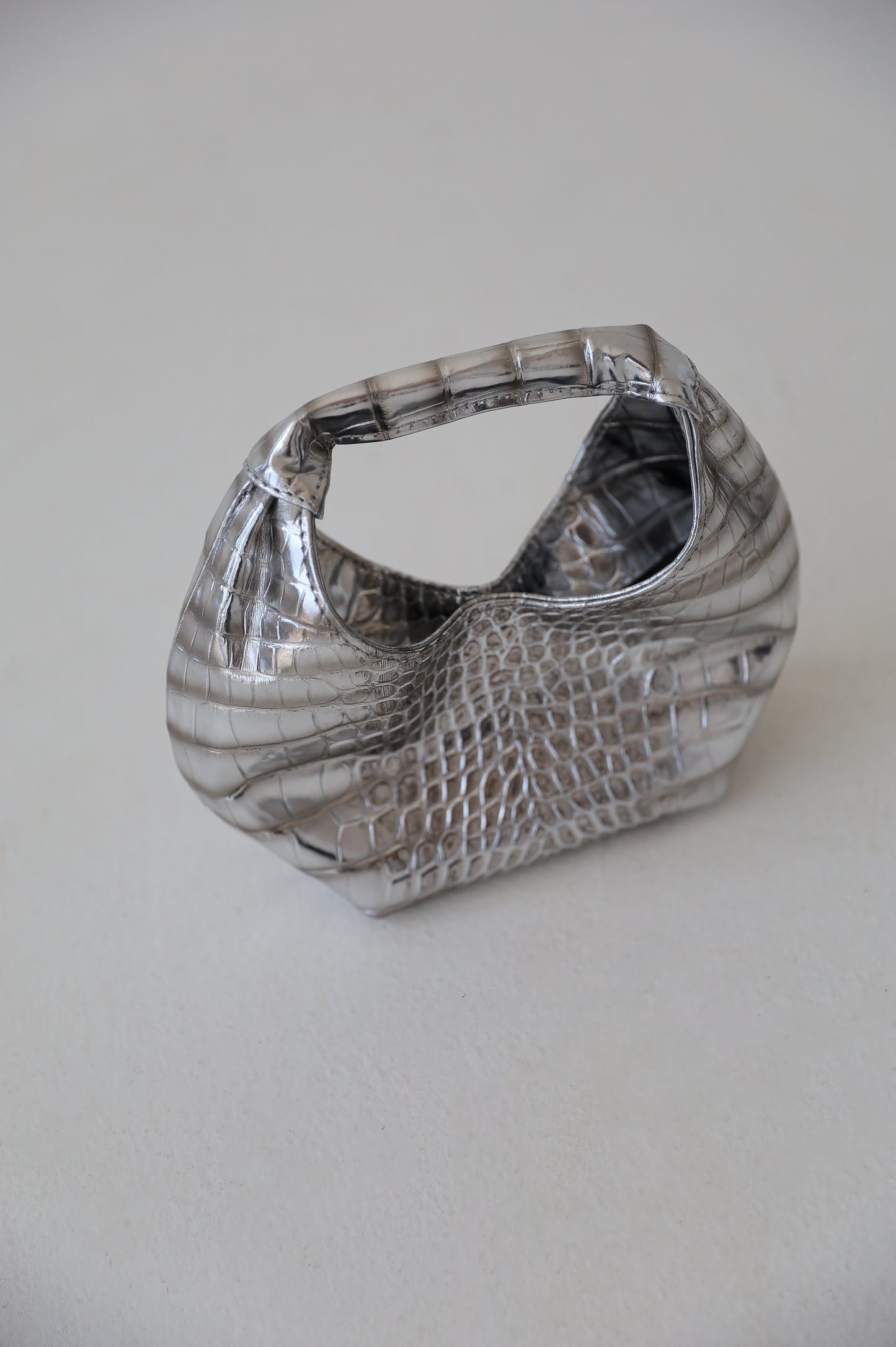 ONE. hase mini antique silver