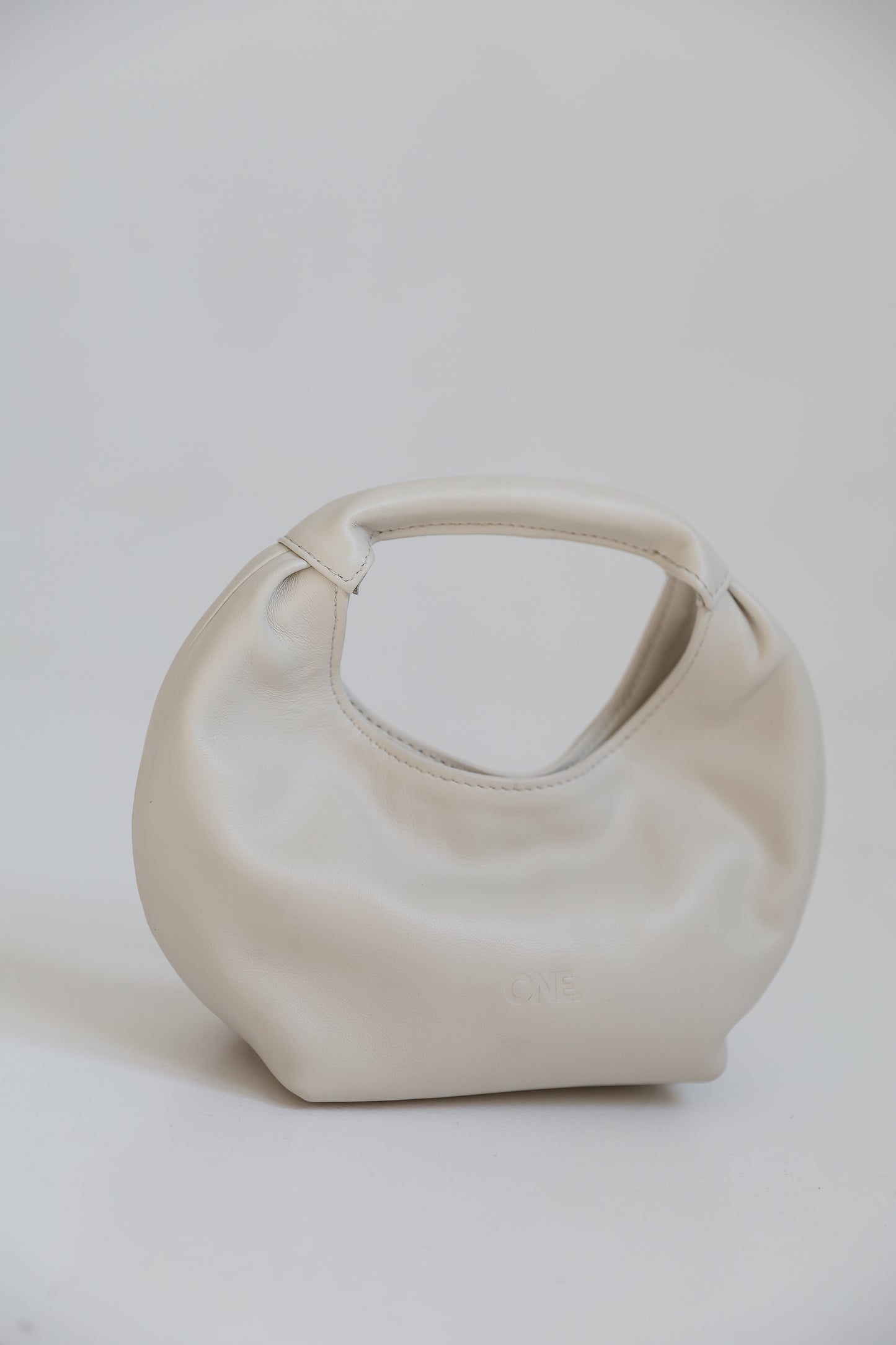 ONE. HASE mini off - white